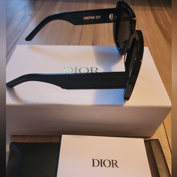 SOLD Dior Sunglasses 😎 - Picture 3 of 3
